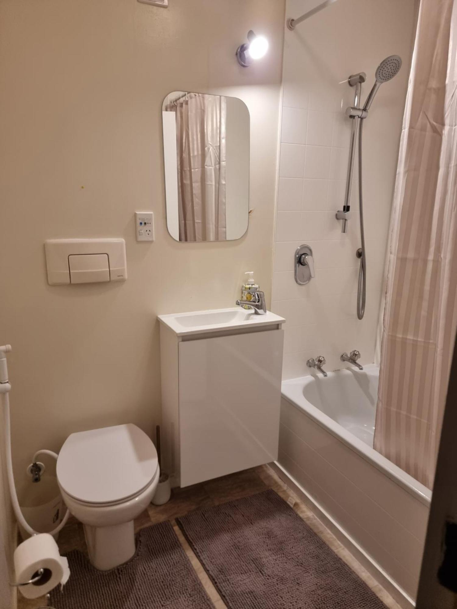 Entire Ground Floor With Full-Privacy And Family-Friendly Popular To Ferry Catchers Wellington Bagian luar foto